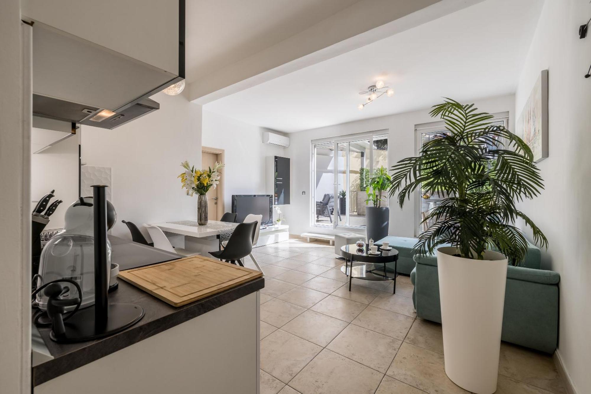 Luxury Leona Apartment